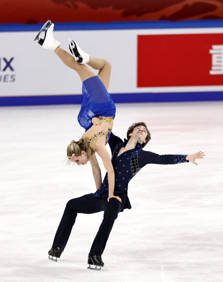 11일 중국 충칭 올림픽 스포츠 센터에서 열린 2023-2024 국제빙상경기연맹(ISU) 시니어 그랑프리 대회 컵 오브 차이나 아이스댄스 프리댄스에서 미국의 에바 페이트와 로건 바이가 연기를 선보이고 있다. 로이터 연합뉴스