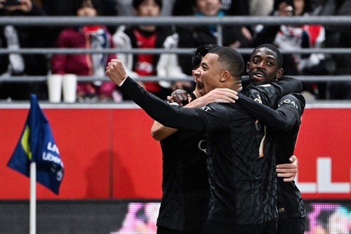 파리 생제르맹의 킬리안 음바페가 랭스와 원정에서 팀의 두 번째 골을 넣은 뒤 동료들과 기뻐하고 있다. AFP 연합뉴스