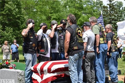 2019년 5월 미국 오하이오주 신시내티의 스프링 그로브 묘지에서 예비역과 지역 주민들이 한국전 참전용사 헤즈키아 퍼킨스씨의 장례식을 진행하고 있다. 스프링 그로브 묘지 페이스북 캡쳐