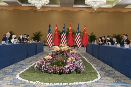 조 바이든(왼쪽) 미국 대통령이 지난해 11월 14일 인도네시아 발리에서 열린 G20 정상회의를 계기로 시진핑(오른쪽) 중국 국가주석과 미중 정상회담을 갖고 있다.  발리 AP 연합뉴스