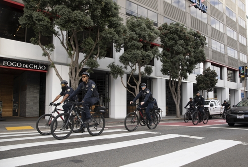 아시아태평양경제협력체(APEC) 정상회의를 계기로 열리는 미중정상회담을 앞두고 10일 샌프란시스코의 보안이 강화된 가운데 경찰들이 자전거 순찰을 하고 있다.  샌프란시스코 신화 연합뉴스