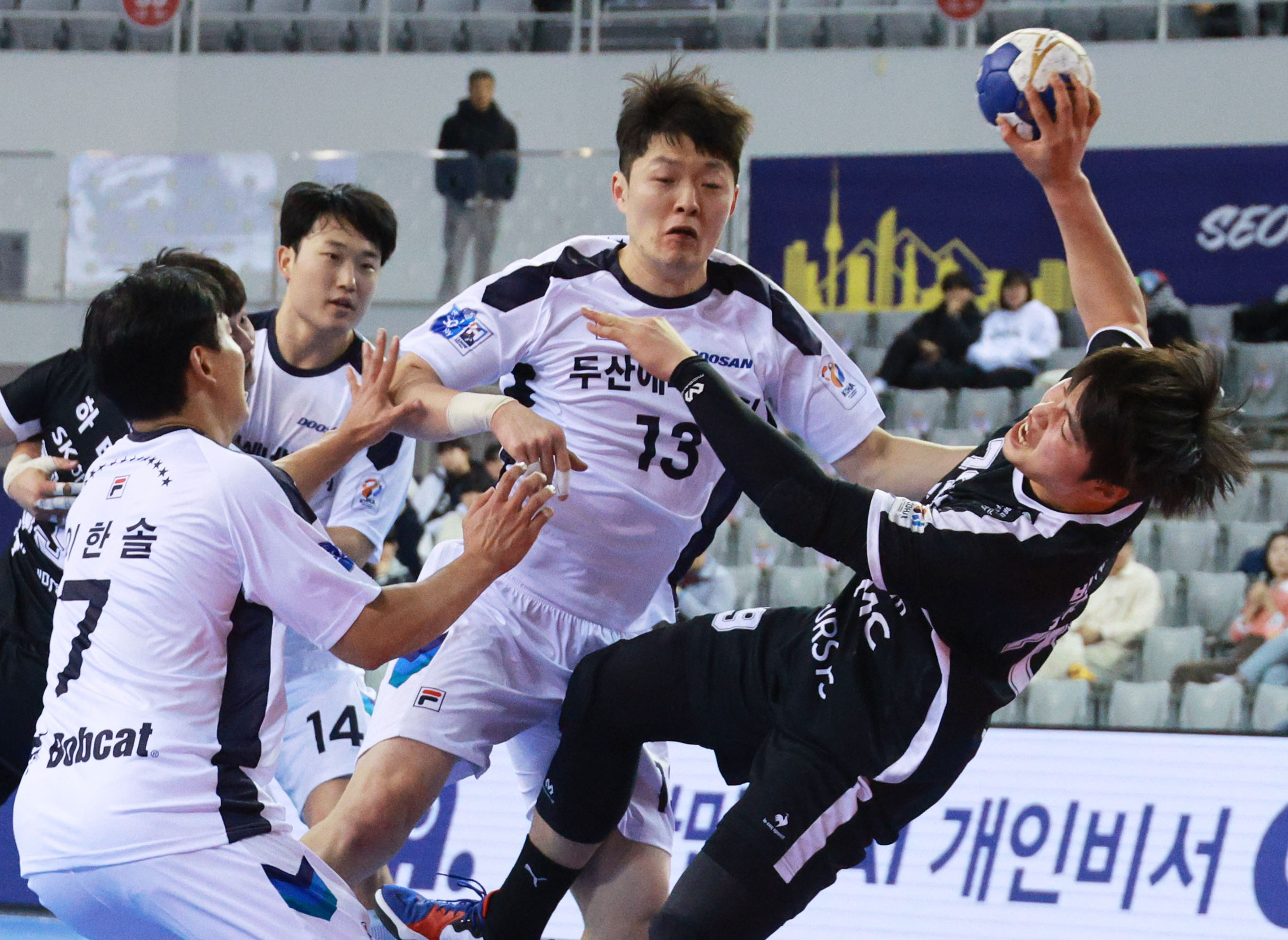 12일 서울 SK핸드볼경기장에서 열린 신한 SOL Pay 23-24 핸드볼 H리그 SK 호크스 대 두산의 경기에서 두산 선수들이 SK 박세웅(오른쪽)의 슛을 막고 있다.