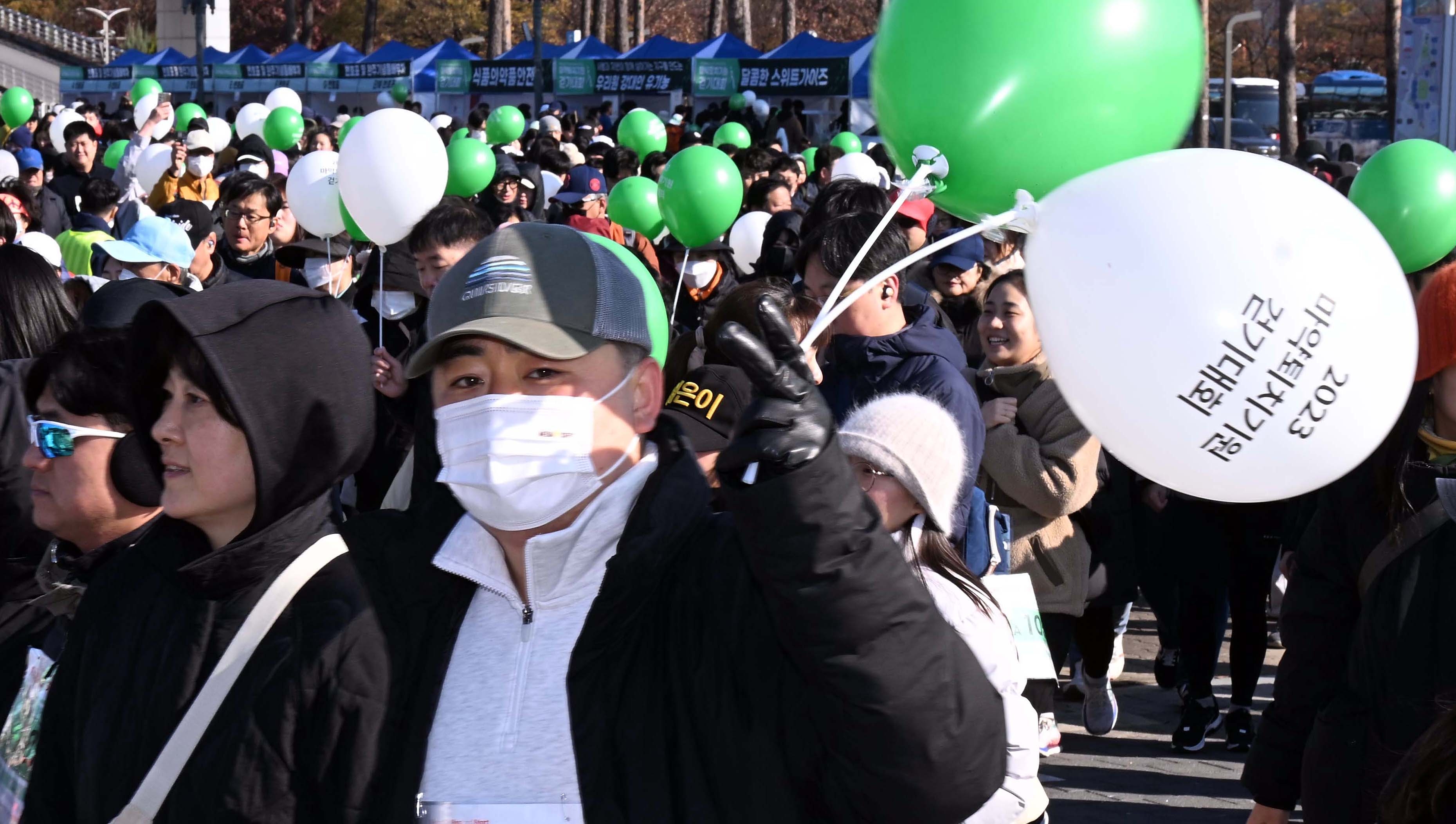 참가자들이 풍선을 들고 출발하고 있다. 안주영 전문기자