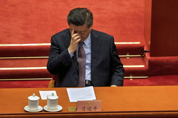 시진핑 중국 국가주석이 2021년 3월 베이징 인민대회당에서 열린 양회 개막식에 참석해 생각에 잠겨 있다. 서울신문 DB