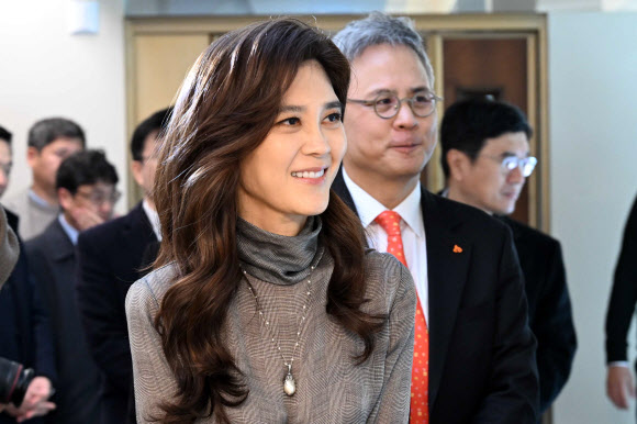 이부진 한국방문의 해 위원장이 13일 서울 종로구 북촌 설화수의집에서 열린 ‘2023~2024년 한국방문의 해’ 계기 관광 전략 간담회에 참석하기 위해 회의장으로 이동하고 있다. 2023.11.13. 공동취재