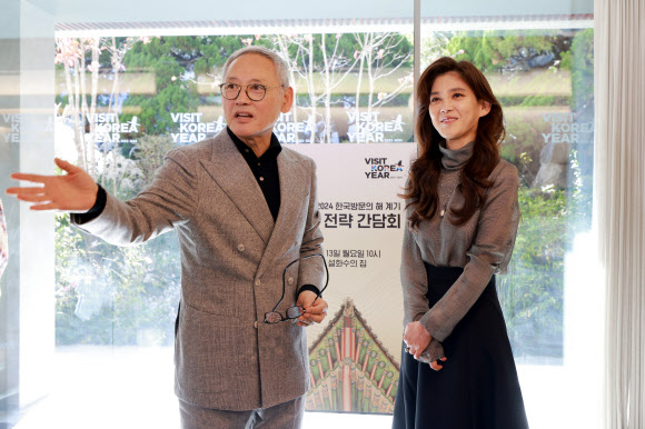 유인촌 문화체육관광부 장관과 이부진 한국방문의해위원장이 13일 오전 서울 종로구 북촌 설화수의 집에서 열린 ‘2023-2024 한국방문의 해’ 계기 관광 전략 간담회를 마치고 인사를 나누고 있다. 2023.11.13. 공동취재