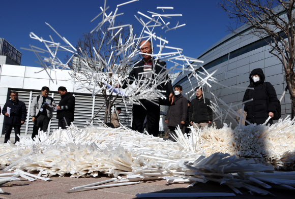 종이 빨대 제조업체 대표들이 13일 오후 세종시 정부세종청사 환경부 앞에서 집회를 열고 ‘플라스틱 사용 규제의 계도기간 무기한 연기 철회와 국내 종이 빨대 제조·판매 업체 생존권 대책’ 마련을 촉구하고 있다. 2023.11.13. 연합뉴스