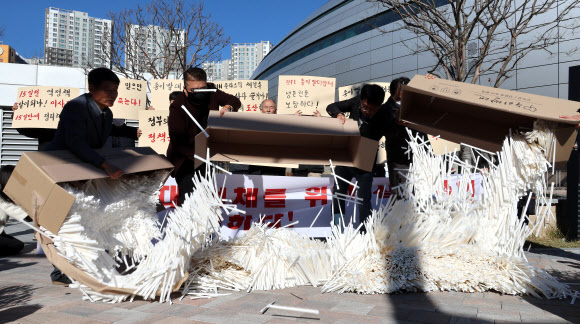 종이 빨대 제조업체 대표들이 13일 오후 세종시 정부세종청사 환경부 앞에서 집회를 열고 ‘플라스틱 사용 규제의 계도기간 무기한 연기 철회와 국내 종이 빨대 제조·판매 업체 생존권 대책’ 마련을 촉구하고 있다. 2023.11.13. 연합뉴스