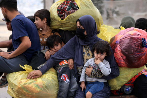 이스라엘과 팔레스타인 무장 정파 하마스 간 교전이 계속되는 가운데 12일(현지시간) 가자지구 북부 주민들이 남부에 도착하고 있다. 이스라엘은 민간인들이 교전 지역에서 탈출하는 것을 돕기 위해 매일 4시간씩 가자지구 북부에서 교전을 중지하기로 했다고 밝힌 바 있다. 2023.11.13. AFP 연합뉴스