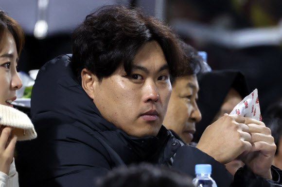 13일 서울 잠실야구장에서 열린 2023 KBO 한국시리즈 5차전 kt wiz와 LG 트윈스의 경기.  류현진이 관중석에서 경기를 관전하고 있다. 2023.11.13  연합뉴스