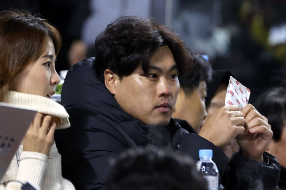 13일 서울 잠실야구장에서 열린 2023 KBO 한국시리즈 5차전 kt wiz와 LG 트윈스의 경기.  류현진이 관중석에서 경기를 관전하고 있다. 2023.11.13  연합뉴스