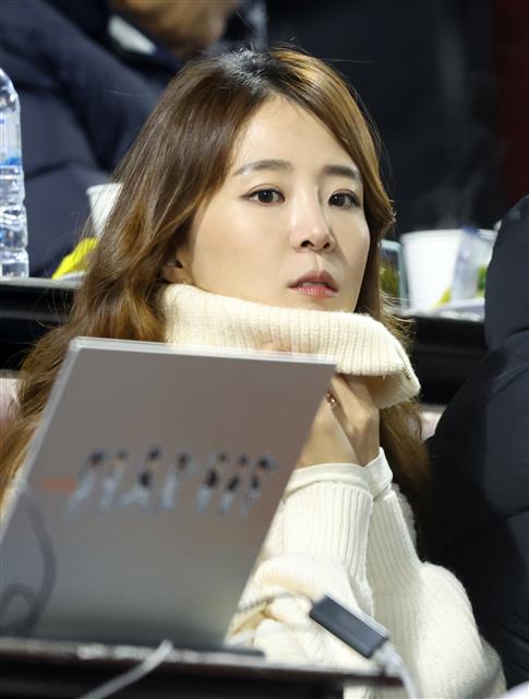 13일 서울 잠실야구장에서 열린 ‘2023 신한은행 SOL KBO 포스트시즌’ 한국시리즈 5차전 kt 위즈와 LG 트윈스의 경기에서 토론토 블루제이스 류현진의 아내 배지현 아나운서가 관중석에 앉아 경기를 관전하고 있다.  2023.11.13 뉴스1