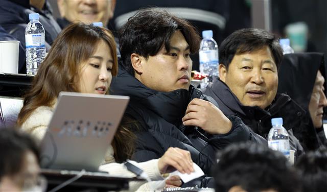 13일 서울 잠실야구장에서 열린 ‘2023 신한은행 SOL KBO 포스트시즌’ 한국시리즈 5차전 kt 위즈와 LG 트윈스의 경기에서 토론토 블루제이스 류현진과 아내 배지현 아나운서, 이만수 헐크파운데이션 이사장이 관중석에 앉아 경기를 관전하고 있다. 2023.11.13 뉴스1