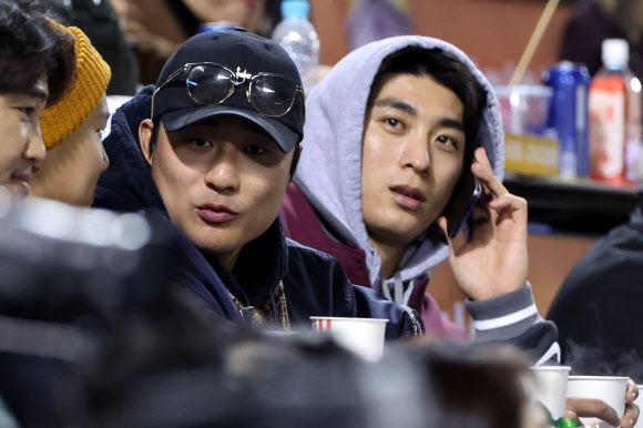 13일 서울 잠실야구장에서 열린 2023 KBO 한국시리즈 5차전 kt wiz와 LG 트윈스의 경기.  김하성과 이정후가 관중석에서 경기를 관전하고 있다. 2023.11.13  연합뉴스
