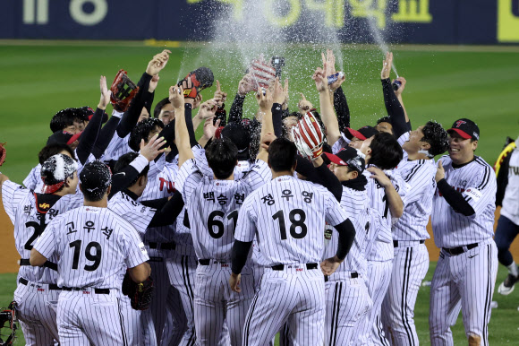 13일 서울 잠실야구장에서 열린 2023 KBO 한국시리즈 5차전 kt wiz와 LG 트윈스의 경기. kt에 6-2로 승리하며 29년 만에 한국시리즈 우승을 확정한 LG 선수들이 기뻐하고 있다. 2023.11.13  연합뉴스