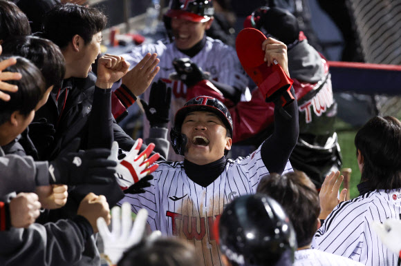 13일 서울 잠실야구장에서 열린 2023 KBO 한국시리즈 5차전 kt wiz와 LG 트윈스의 경기. 5회말 무사 2,3루 LG 김현수 2타점 적시타 때 득점에 성공한 2루주자 박해민이 더그아웃에서 동료들과 기뻐하고 있다. 2023.11.13 연합뉴스