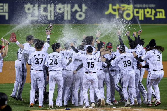 13일 서울 잠실야구장에서 열린 2023 KBO 한국시리즈 5차전 kt wiz와 LG 트윈스의 경기. kt에 6-2로 승리하며 29년 만에 한국시리즈 우승을 확정한 LG 선수들이 기뻐하고 있다. 2023.11.13  연합뉴스