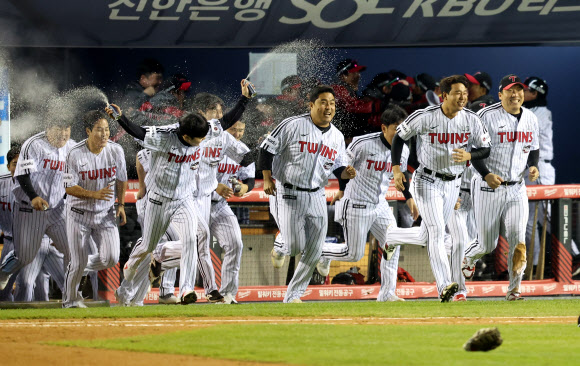 13일 서울 잠실야구장에서 열린 2023 KBO 한국시리즈 5차전 kt wiz와 LG 트윈스의 경기에서 6-2로 승리해 우승을 차지한 LG 선수들이 기뻐하고 있다. 2023.11.13  연합뉴스