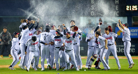 13일 서울 잠실야구장에서 열린 2023 KBO 한국시리즈 5차전 kt wiz와 LG 트윈스의 경기에서 6-2로 승리해 우승을 차지한 LG 선수들이 기뻐하고 있다. 2023.11.13  연합뉴스