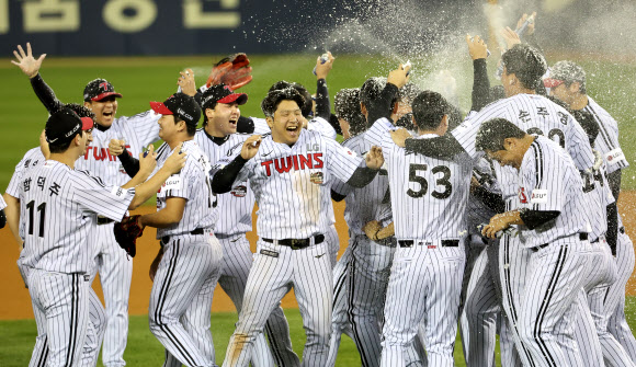 13일 서울 잠실야구장에서 열린 2023 KBO 한국시리즈 5차전 kt wiz와 LG 트윈스의 경기.  kt에 승리하며 한국시리즈 우승을 확정한 LG 선수들이 기뻐하고 있다. 2023.11.13  연합뉴스
