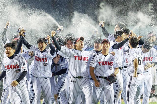13일 오후 서울 송파구 올림픽로 잠실야구장에서 열린 프로야구 ‘2023 신한은행 SOL KBO 포스트시즌’ 한국시리즈 5차전 LG 트윈스와 kt 위즈의 경기에서 6대2로 승리하며 우승을 차지한 LG 선수들이 자축하고 있다. 2023.11.13 뉴스1