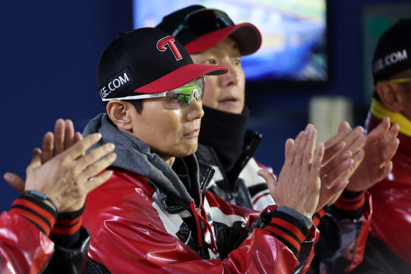 13일 서울 잠실야구장에서 열린 2023 KBO 한국시리즈 5차전 kt wiz와 LG 트윈스의 경기. LG 염경엽 감독이 경기를 지켜보며 박수치고 있다. 2023.11.13 연합뉴스