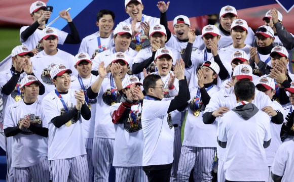 13일 서울 잠실야구장에서 열린 2023 KBO 한국시리즈 5차전 kt wiz와 LG 트윈스의 경기.  kt에 6-2로 승리하며 29년 만에 한국시리즈 우승을 확정한 구광모 LG그룹 회장이 선수들을 향해 박수를 치고 있다. 2023.11.13 연합뉴스