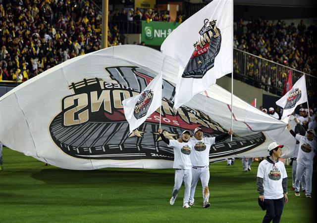 13일 오후 서울 송파구 올림픽로 잠실야구장에서 열린 프로야구 ‘2023 신한은행 SOL KBO 포스트시즌’ 한국시리즈 5차전 LG 트윈스와 kt 위즈의 경기에서 6대2로 승리하며 우승을 차지한 LG 선수들이 자축하며 팬들에게 인사하고 있다. 2023.11.13 뉴스1