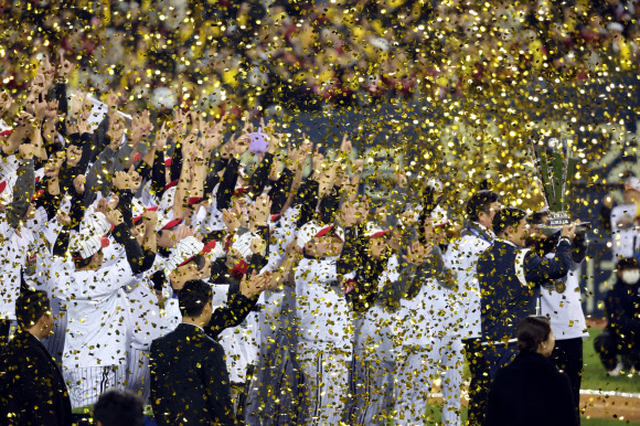 13일 서울 잠실야구장에서 열린 2023 KBO 한국시리즈 5차전 kt wiz와 LG 트윈스의 경기.  kt에 승리하며 한국시리즈 우승을 확정한 LG 선수들이 트로피를 들어올리며 기뻐하고 있다. 2023.11.13  연합뉴스