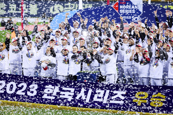 13일 서울 잠실야구장에서 열린 2023 KBO 한국시리즈 5차전 kt wiz와 LG 트윈스의 경기.  kt에 6-2로 승리하며 29년 만에 한국시리즈 우승을 확정한 LG 선수들이 트로피를 들어올리고 있다. 2023.11.13  연합뉴스