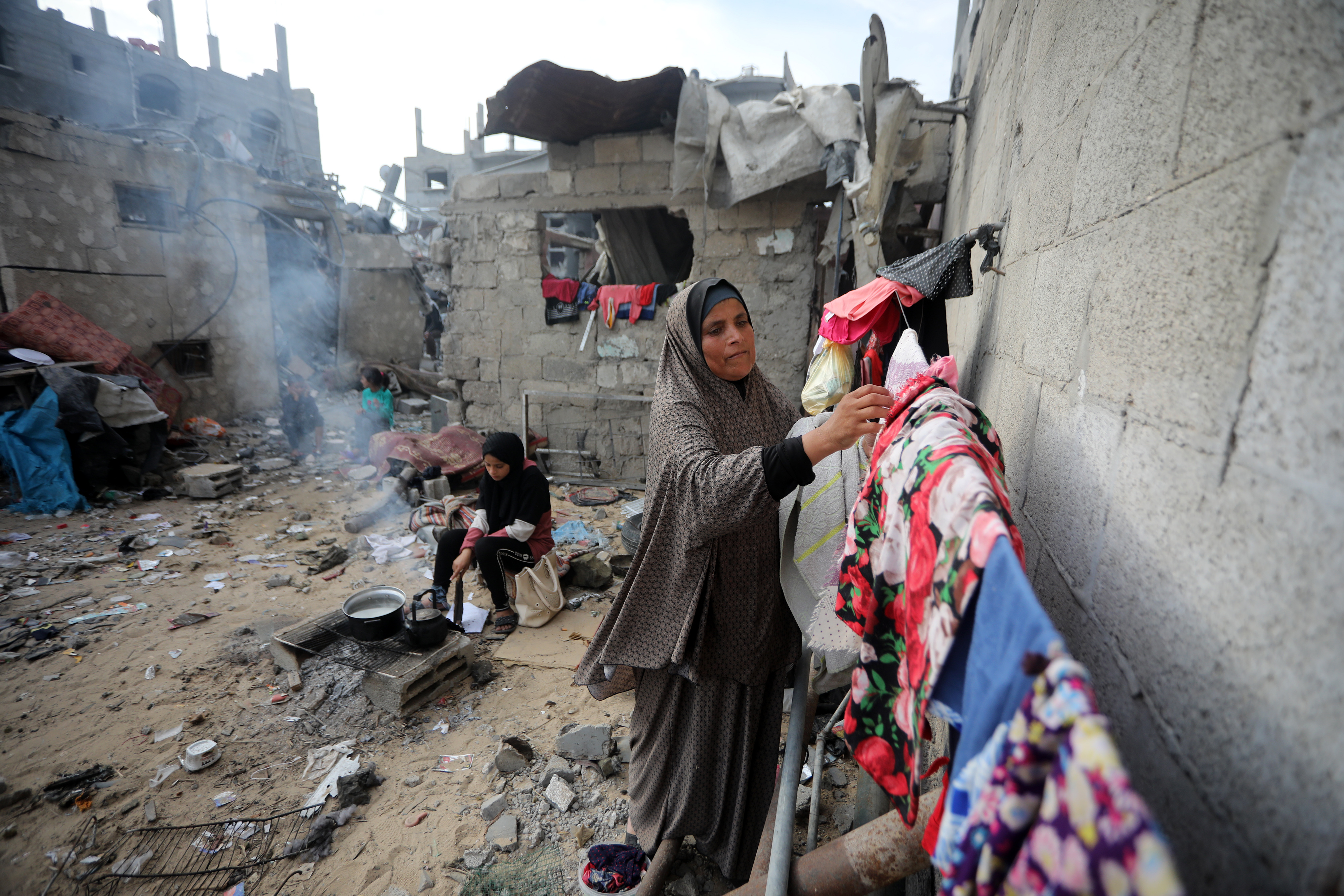 이스라엘 폭격에 집 잃은 가자 주민들