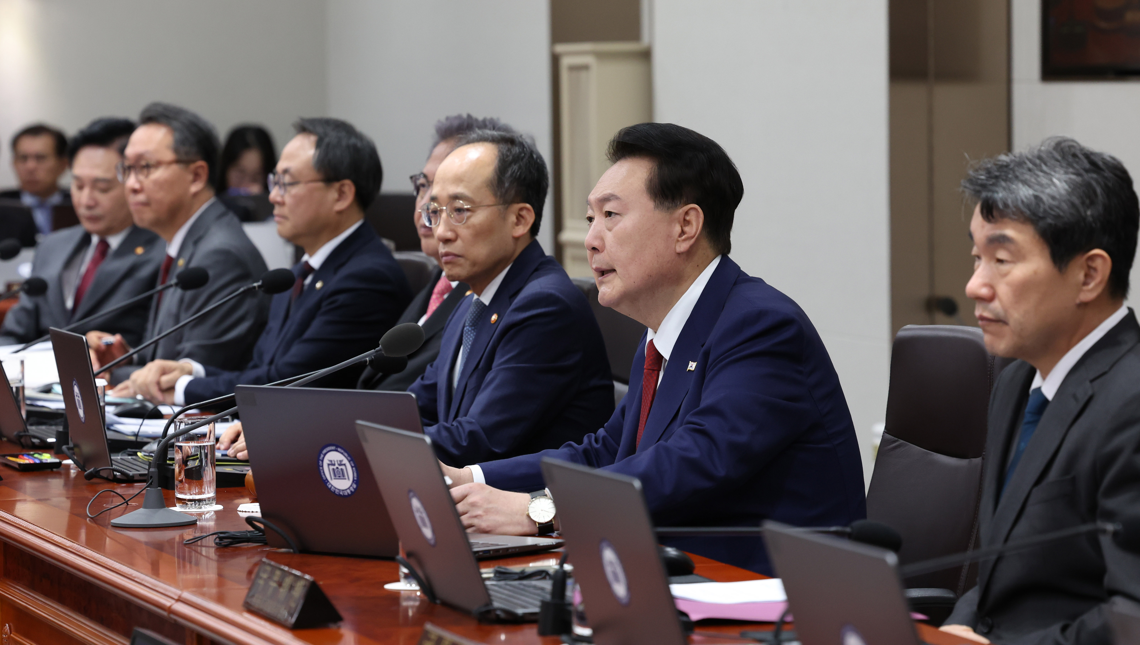 윤석열 대통령이 14일 서울 용산 대통령실 청사에서 열린 국무회의에서 발언하고 있다.  연합뉴스