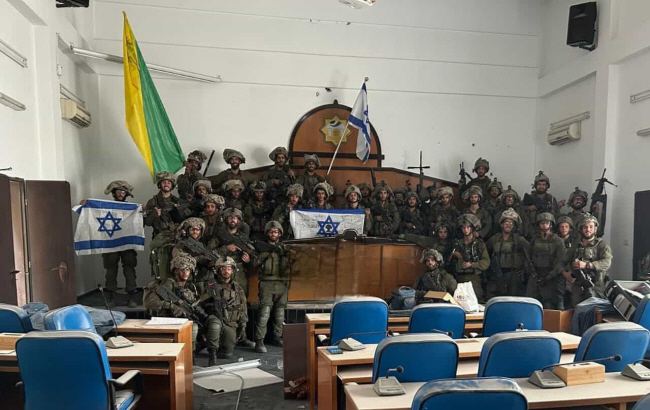 13일 가자지구 팔레스타인 의회 건물을 점령한 이스라엘군 골라니 보병 연대가 의사당에서 이스라엘 국기를 들고 기념촬영을 하고 있다. X 캡처