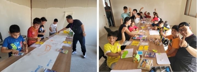 아이프칠드런 튀르키예 국제 예술나눔 현장프로그램에 참여한 엔젤아티스트 김남표, 두민, 남지형 작가가 튀르키예 아이들과 함께 드로잉을 진행하고 있다.