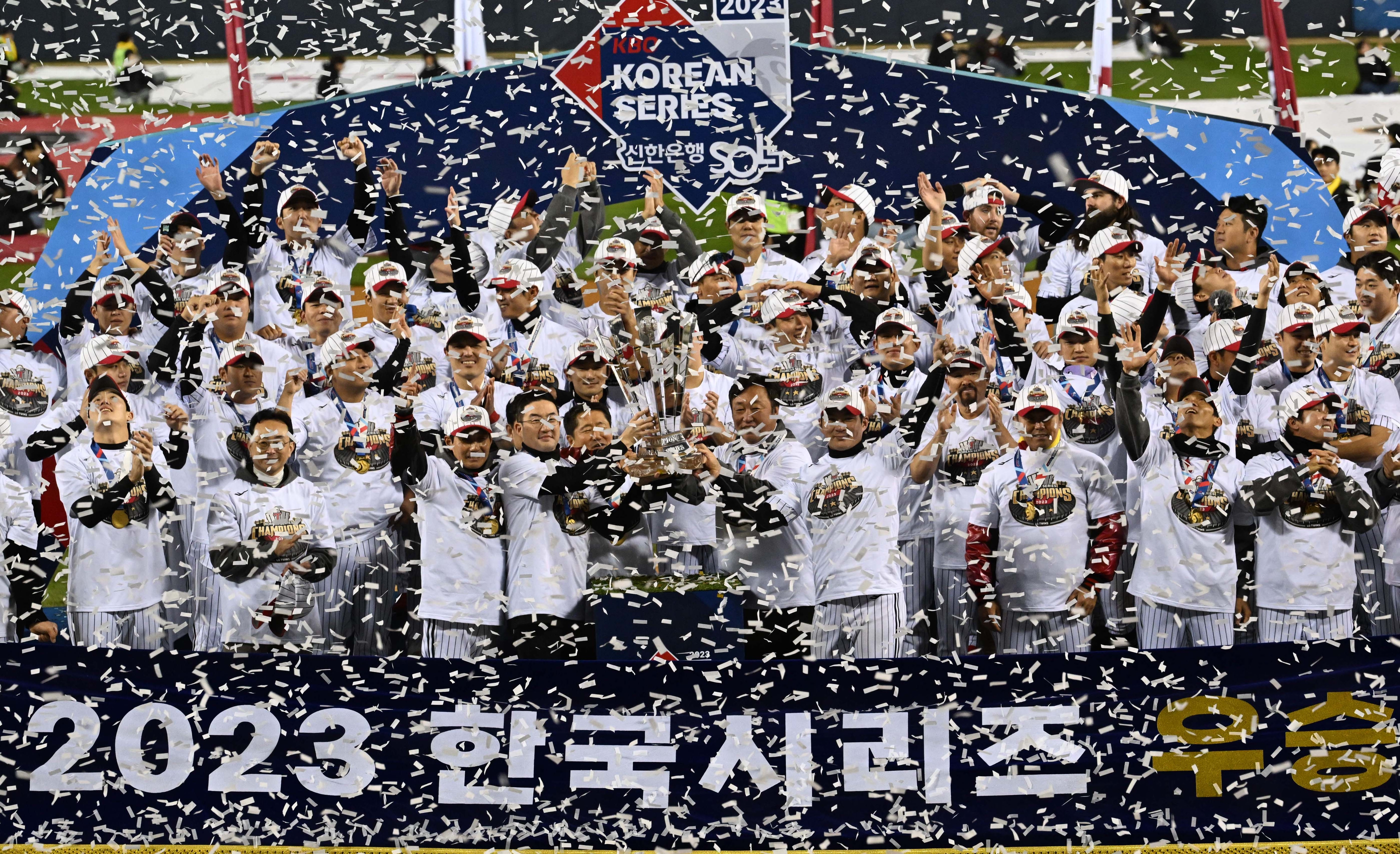 LG 트윈스 선수단이 13일 서울 잠실구장에서 열린 한국시리즈 우승 직후 트로피와 함께 우승의 기쁨을 만끽하고 있다. 도준석 기자
