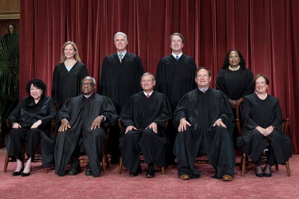 미국 연방 대법관 9명이 지난해 10월 7일 미국 워싱턴 D.C. 대법원에서 공식 사진을 찍고 있다. AFP 연합뉴스