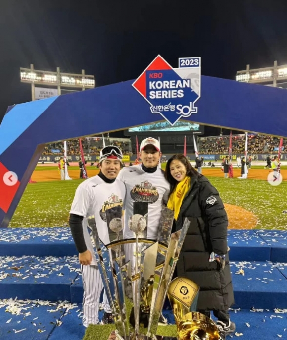 가수 채리나가 남편 박용근이 소속된 LG 트윈스의 29년 만의 한국시리즈 우승을 축하했다. SNS 캡처