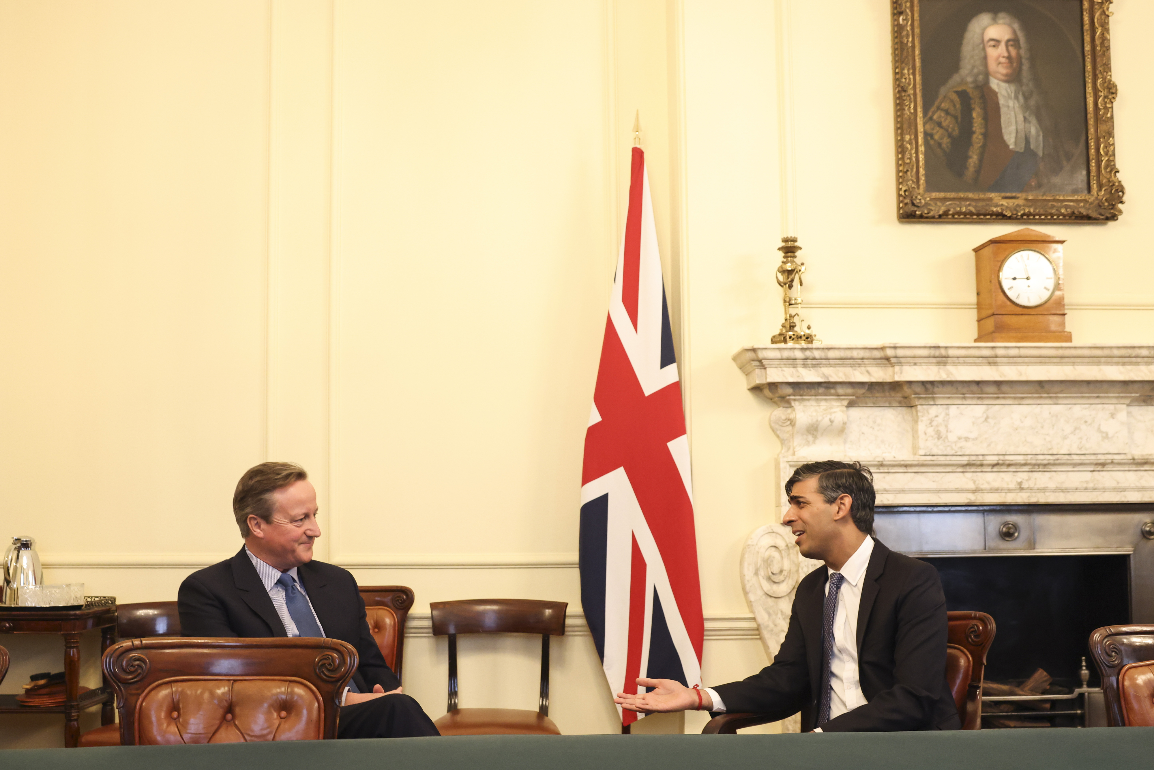 13일(현지시간) 영국 외무장관으로 임명된 데이비드 캐머런(왼쪽) 전 총리가 런던 총리 관저에서 리시 수낵 총리와 이야기를 나누고 있다. 캐머런 외무장관은 브렉시트 투표 후 총리직에서 사퇴한 지 7년 만에 영국 내각에 입성했다. 런던 신화 연합뉴스