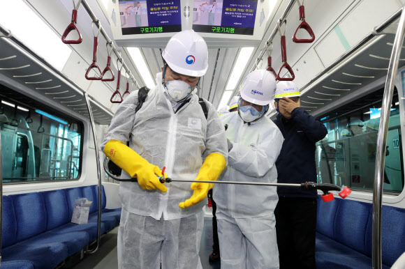 원희룡 국토교통부 장관이 14일 오후 서울 구로구 코레일 수도권철도차량정비단 구로차량사업소에서 열린 ‘빈대 확산 방지를 위한 철도시설 방제 현장점검’에 참석해 방제복을 입고 직접 방제를 하고 있다. 2023.11.14  공동취재