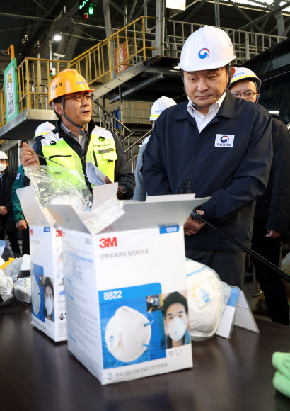 원희룡 국토교통부 장관이 14일 오후 서울 구로구 코레일 수도권철도차량정비단 구로차량사업소에서 열린 ‘빈대 확산 방지를 위한 철도시설 방제 현장점검’에 참석해 방제 도구 등을 둘러보고 있다. 2023.11.14  연합뉴스