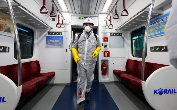 원희룡 국토교통부 장관이 14일 오후 서울 구로구 코레일 수도권철도차량정비단 구로차량사업소에서 열린 ‘빈대 확산 방지를 위한 철도시설 방제 현장점검’에 참석해 방제복을 입고 직접 방제를 하고 있다. 2023.11.14  공동취재