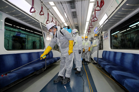 원희룡 국토교통부 장관이 14일 오후 서울 구로구 코레일 수도권철도차량정비단 구로차량사업소에서 열린 ‘빈대 확산 방지를 위한 철도시설 방제 현장점검’에 참석해 방제복을 입고 직접 방제를 하고 있다. 2023.11.14  공동취재