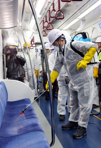 원희룡 국토교통부 장관이 14일 오후 서울 구로구 코레일 수도권철도차량정비단 구로차량사업소에서 열린 ‘빈대 확산 방지를 위한 철도시설 방제 현장점검’에 참석해 방제복을 입고 직접 방제를 하고 있다. 2023.11.14  공동취재