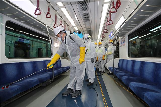 원희룡 국토교통부 장관이 14일 오후 서울 구로구 코레일 수도권철도차량정비단 구로차량사업소에서 ‘빈대확산 방지’ 철도시설 방제현장 점검에 참석해 직접 소독 작업을 하고 있다.  2023.11.14 공동취재