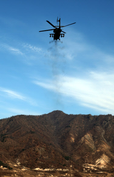 14일 경기도 포천시 미군 로드리게스 훈련장에서 미 제2전투항공여단과 육군항공작전사령부 제2항공여단 소속 부대원들이 아파치 헬기 기동 훈련을 하고 있다. 2023.11.14 연합뉴스