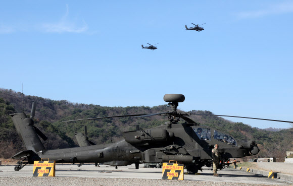 14일 경기도 포천시 미군 로드리게스 훈련장에서 미 제2전투항공여단과 육군항공작전사령부 제2항공여단 소속 부대원들이 아파치 헬기 기동 훈련을 하고 있다. 2023.11.14  연합뉴스