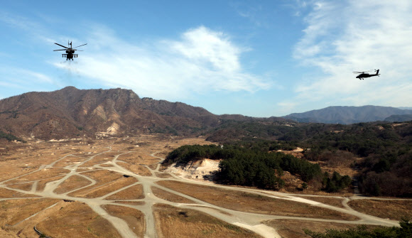14일 경기도 포천시 미군 로드리게스 훈련장에서 미 제2전투항공여단과 육군항공작전사령부 제2항공여단 소속 부대원들이 아파치 헬기 기동 훈련을 하고 있다. 2023.11.14  연합뉴스