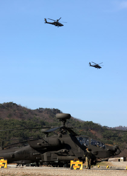 14일 경기도 포천시 미군 로드리게스 훈련장에서 미 제2전투항공여단과 육군항공작전사령부 제2항공여단 소속 부대원들이 아파치 헬기 기동 훈련을 하고 있다. 2023.11.14  연합뉴스