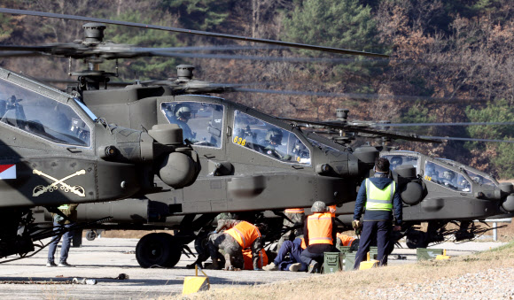 14일 경기도 포천시 미군 로드리게스 훈련장에서 미 제2전투항공여단과 육군항공작전사령부 제2항공여단 소속 부대원들이 아파치 헬기 기동 훈련을 하고 있다. 2023.11.14  연합뉴스