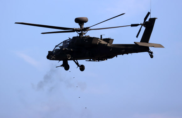 14일 경기도 포천시 미군 로드리게스 훈련장에서 열린 미 제2전투항공여단과 육군항공작전사령부 제2항공여단 합동 훈련에서 미군 아파치 헬기가 기관총 사격을 하고 있다. 2023.11.14  연합뉴스